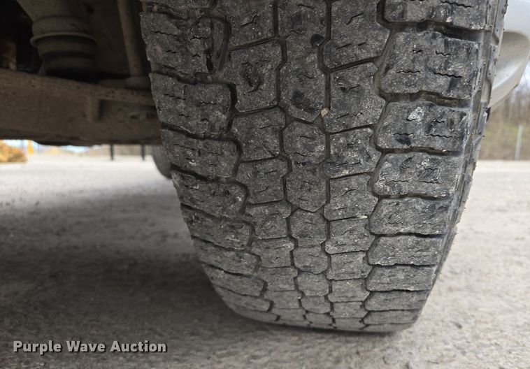 image for item EQ6916 2011 GMC  Sierra 3500HD  flatbed pickup truck