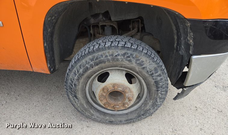 image for item EQ6916 2011 GMC  Sierra 3500HD  flatbed pickup truck