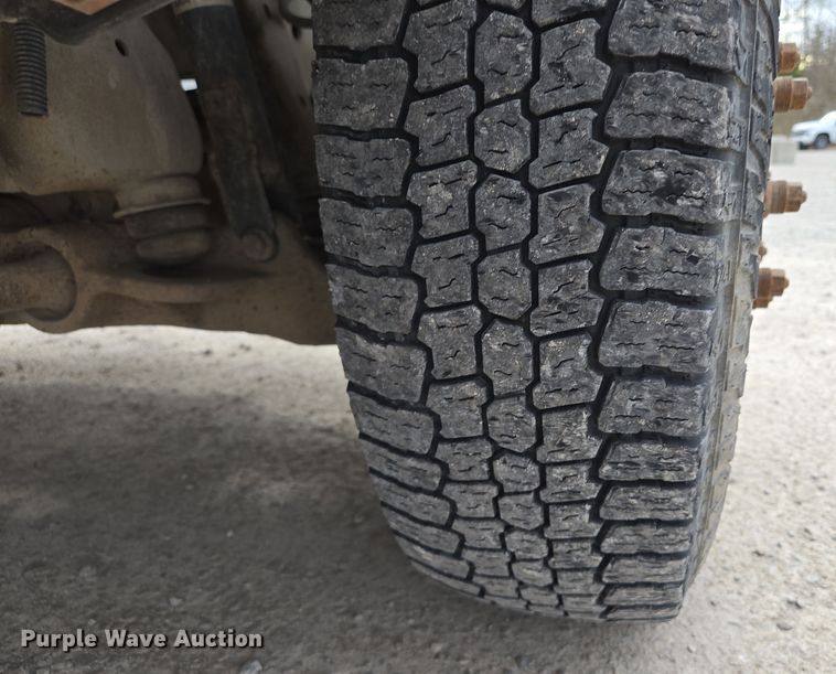 image for item EQ6916 2011 GMC  Sierra 3500HD  flatbed pickup truck