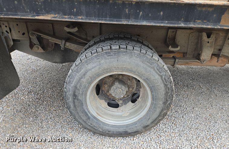 image for item EQ6916 2011 GMC  Sierra 3500HD  flatbed pickup truck