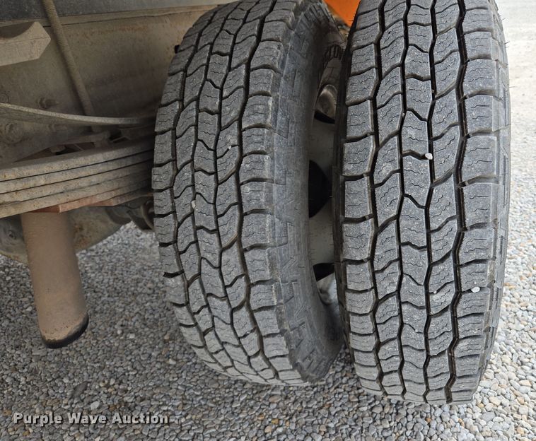 image for item EQ6916 2011 GMC  Sierra 3500HD  flatbed pickup truck