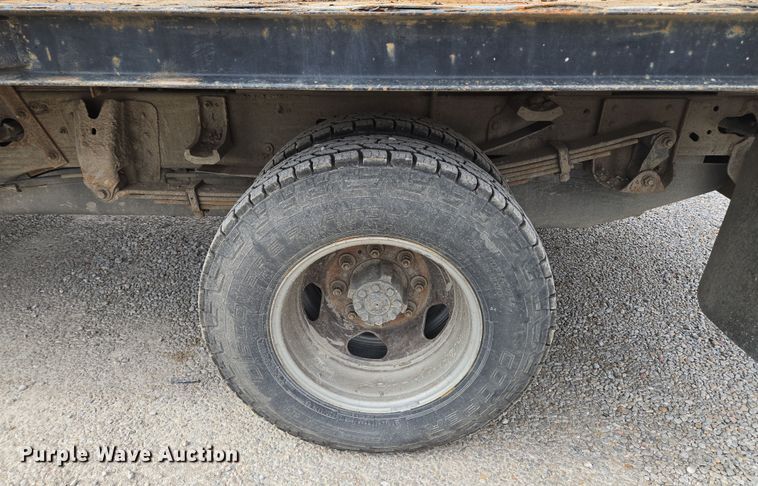 image for item EQ6916 2011 GMC  Sierra 3500HD  flatbed pickup truck