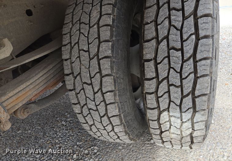 image for item EQ6916 2011 GMC  Sierra 3500HD  flatbed pickup truck