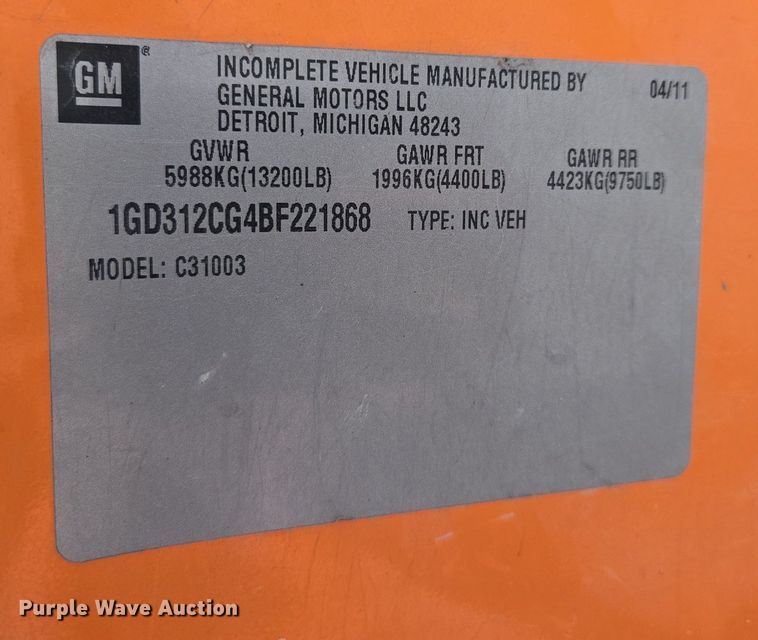 image for item EQ6916 2011 GMC  Sierra 3500HD  flatbed pickup truck