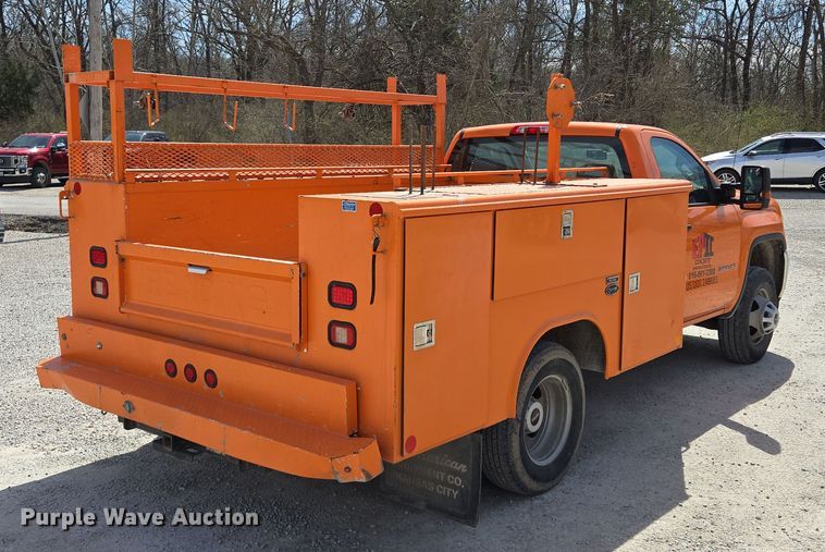 image for item EQ6917 2016 GMC Sierra 3500HD  utility bed pickup truck