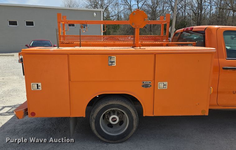 image for item EQ6917 2016 GMC Sierra 3500HD  utility bed pickup truck