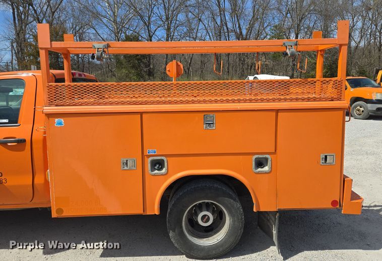 image for item EQ6917 2016 GMC Sierra 3500HD  utility bed pickup truck