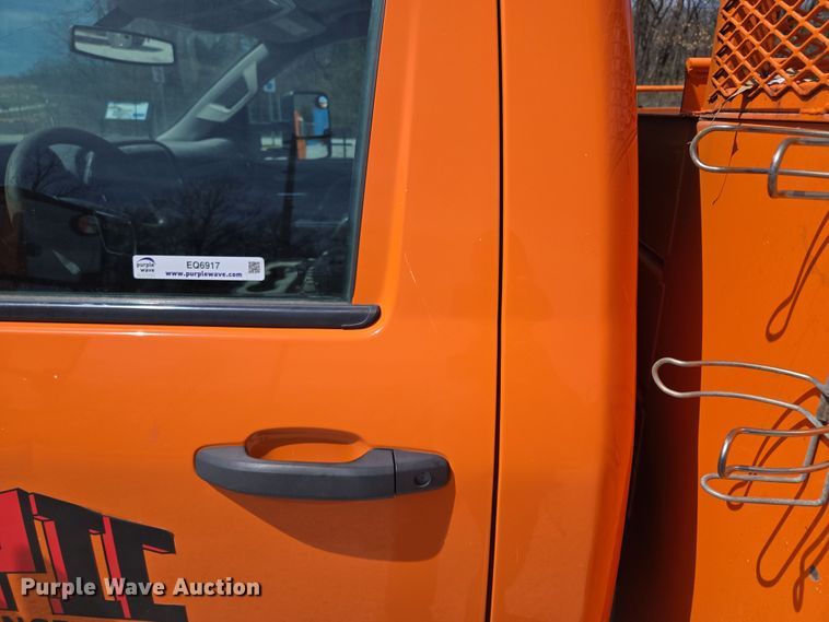 image for item EQ6917 2016 GMC Sierra 3500HD  utility bed pickup truck