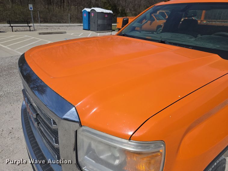 image for item EQ6917 2016 GMC Sierra 3500HD  utility bed pickup truck