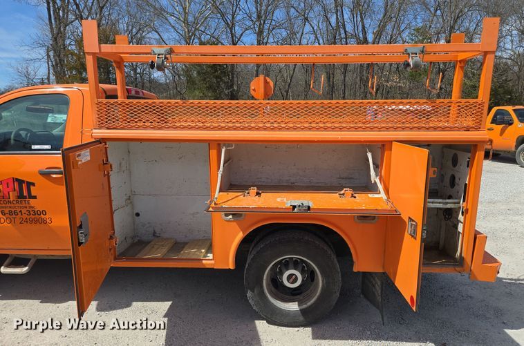 image for item EQ6917 2016 GMC Sierra 3500HD  utility bed pickup truck