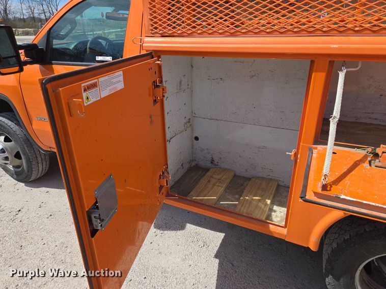 image for item EQ6917 2016 GMC Sierra 3500HD  utility bed pickup truck