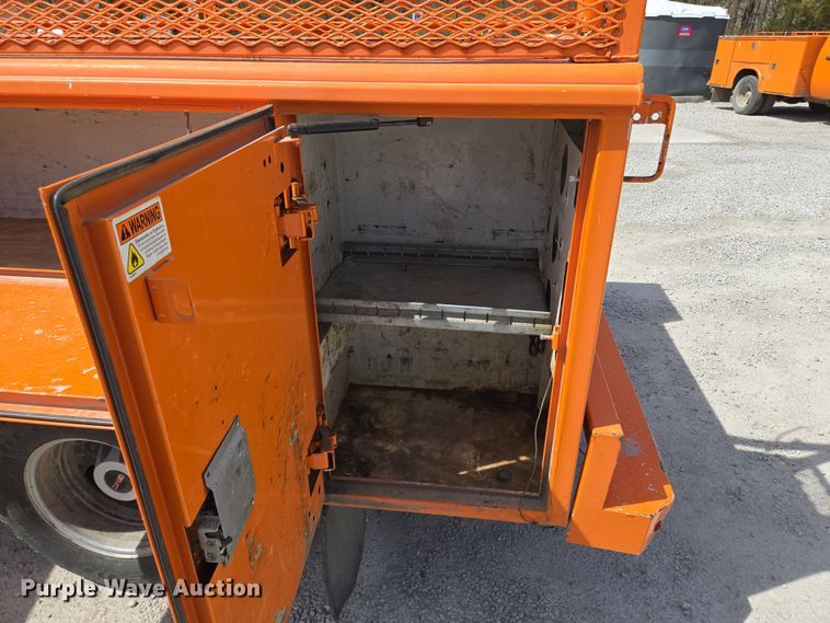 image for item EQ6917 2016 GMC Sierra 3500HD  utility bed pickup truck