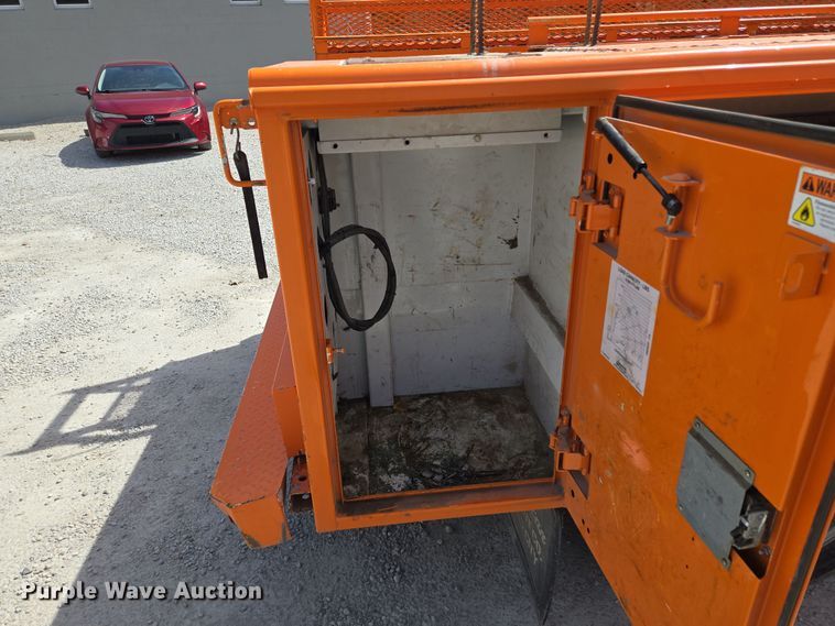 image for item EQ6917 2016 GMC Sierra 3500HD  utility bed pickup truck