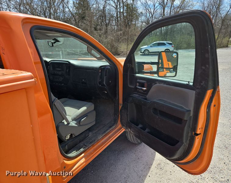 image for item EQ6917 2016 GMC Sierra 3500HD  utility bed pickup truck