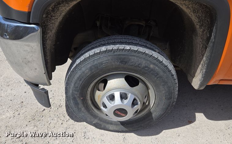 image for item EQ6917 2016 GMC Sierra 3500HD  utility bed pickup truck