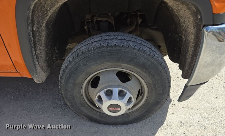 image for item EQ6917 2016 GMC Sierra 3500HD  utility bed pickup truck