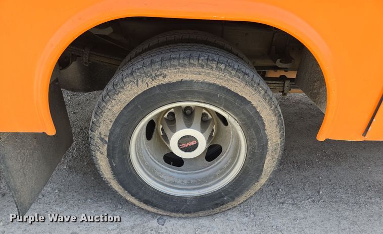 image for item EQ6917 2016 GMC Sierra 3500HD  utility bed pickup truck