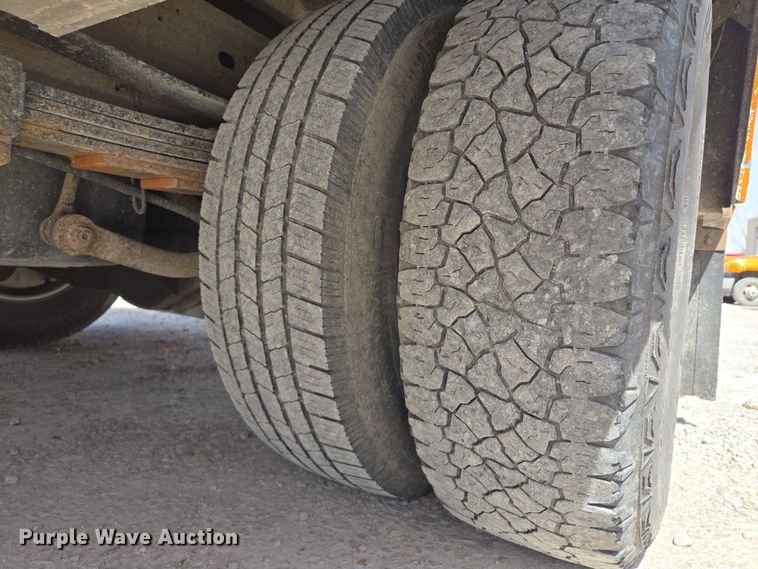 image for item EQ6917 2016 GMC Sierra 3500HD  utility bed pickup truck