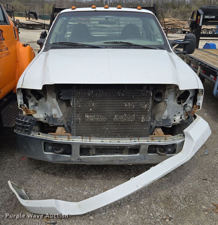 image for item EQ6945 2006 Ford F350 Super Duty flatbed pickup truck