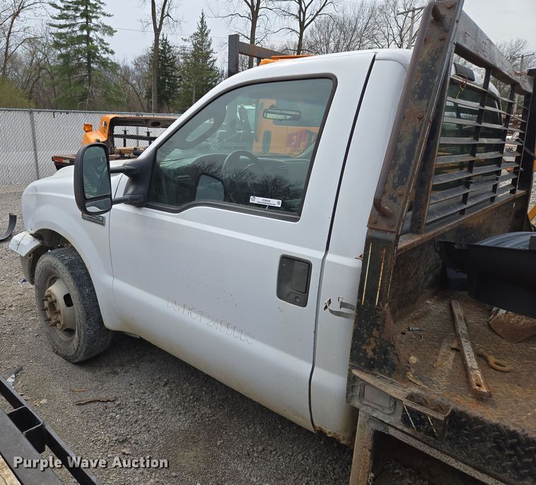 image for item EQ6945 2006 Ford F350 Super Duty flatbed pickup truck