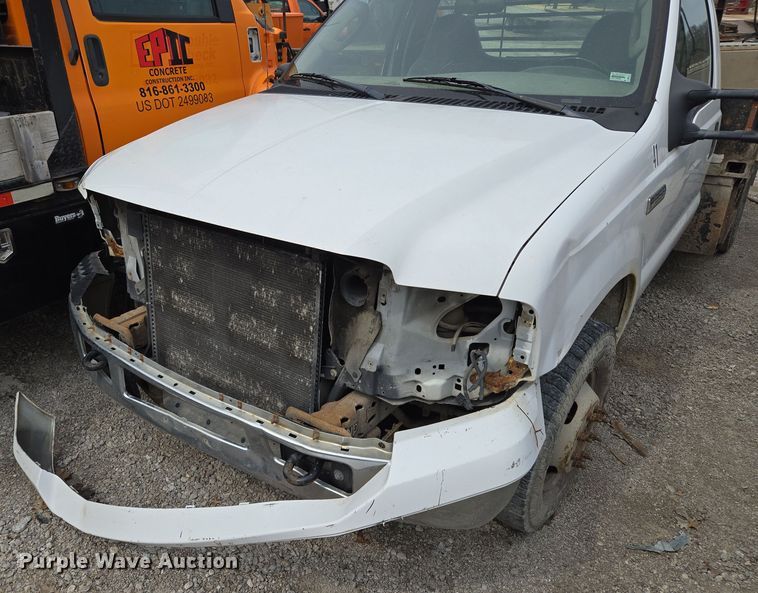 image for item EQ6945 2006 Ford F350 Super Duty flatbed pickup truck