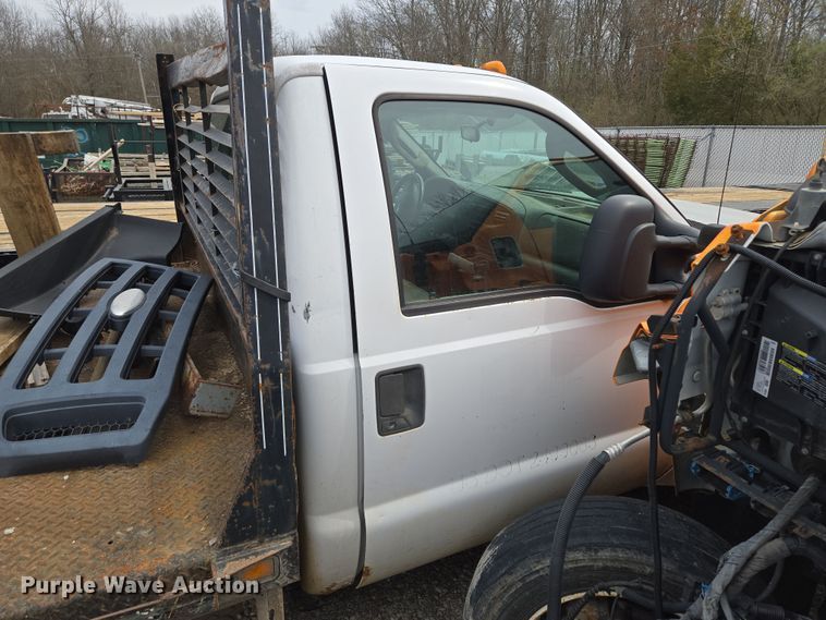 image for item EQ6945 2006 Ford F350 Super Duty flatbed pickup truck