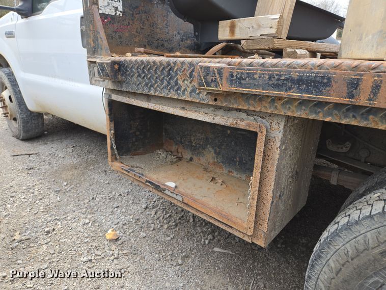 image for item EQ6945 2006 Ford F350 Super Duty flatbed pickup truck