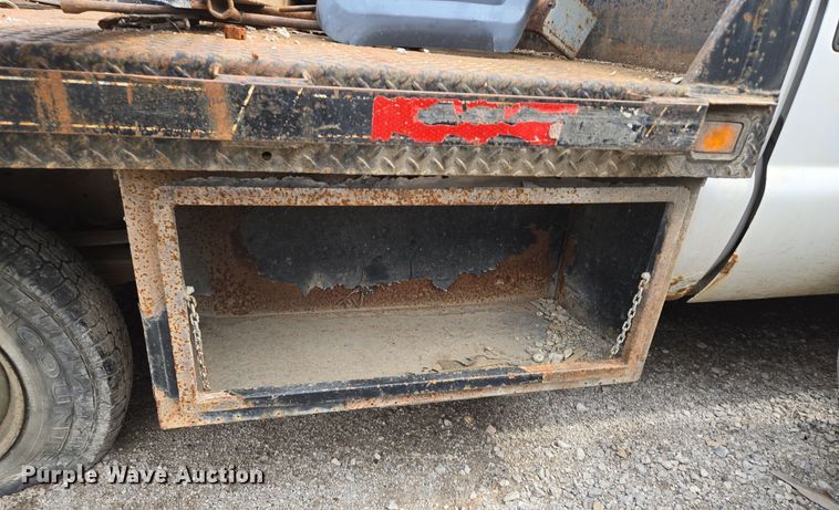 image for item EQ6945 2006 Ford F350 Super Duty flatbed pickup truck