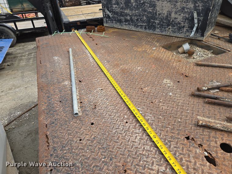 image for item EQ6945 2006 Ford F350 Super Duty flatbed pickup truck