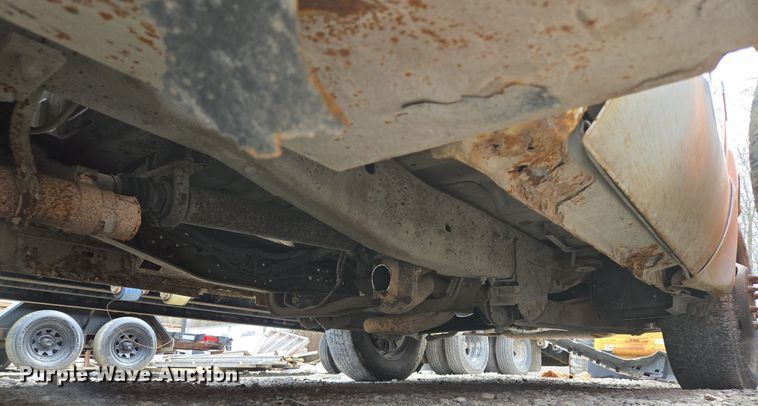 image for item EQ6945 2006 Ford F350 Super Duty flatbed pickup truck