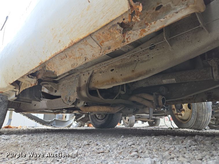 image for item EQ6945 2006 Ford F350 Super Duty flatbed pickup truck