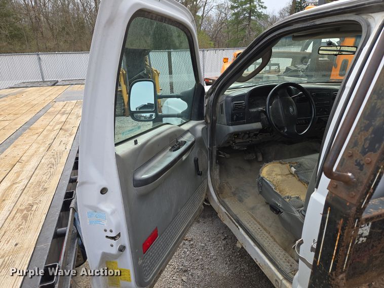 image for item EQ6945 2006 Ford F350 Super Duty flatbed pickup truck