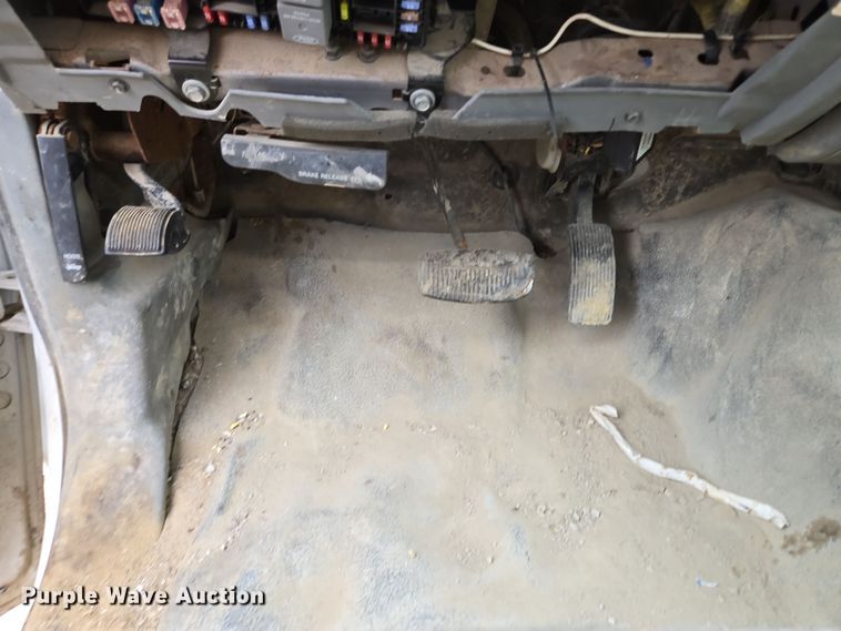 image for item EQ6945 2006 Ford F350 Super Duty flatbed pickup truck