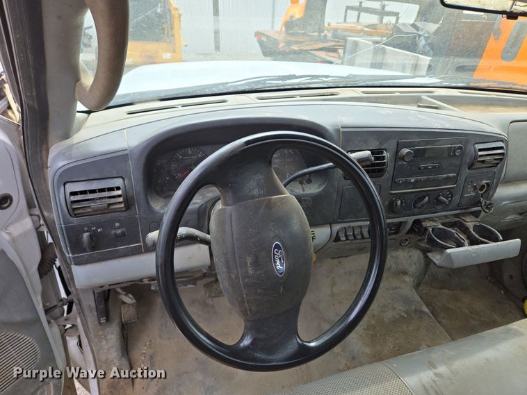 image for item EQ6945 2006 Ford F350 Super Duty flatbed pickup truck