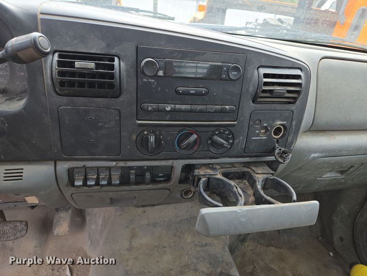 image for item EQ6945 2006 Ford F350 Super Duty flatbed pickup truck