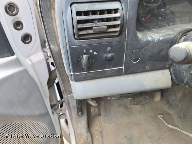 image for item EQ6945 2006 Ford F350 Super Duty flatbed pickup truck