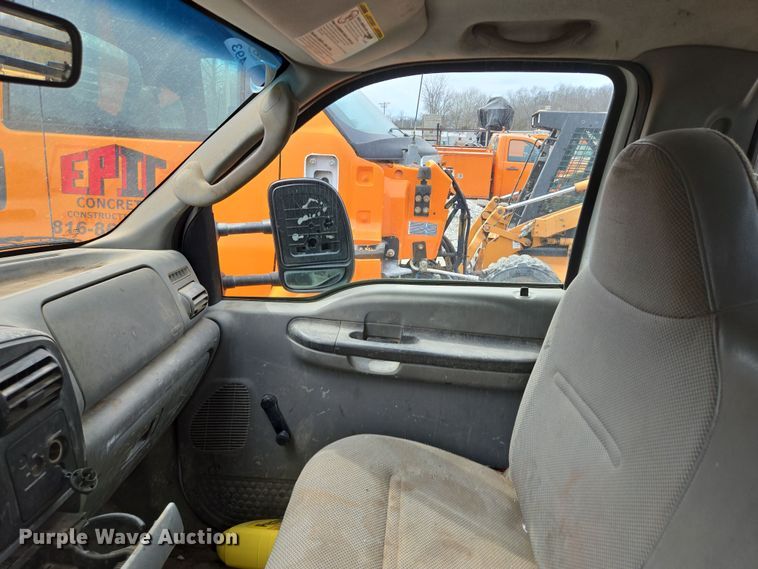 image for item EQ6945 2006 Ford F350 Super Duty flatbed pickup truck