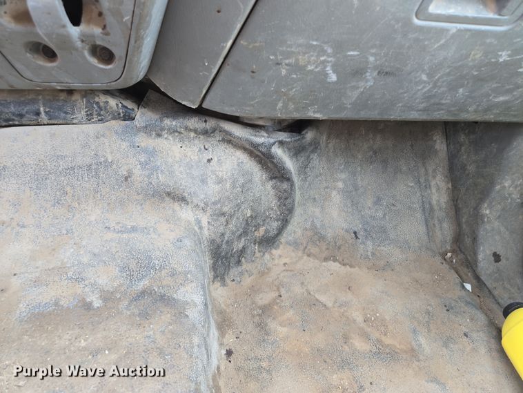 image for item EQ6945 2006 Ford F350 Super Duty flatbed pickup truck