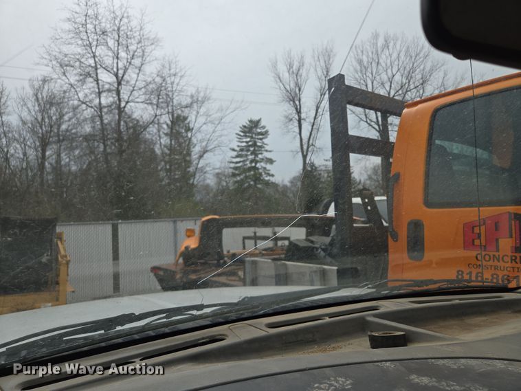 image for item EQ6945 2006 Ford F350 Super Duty flatbed pickup truck