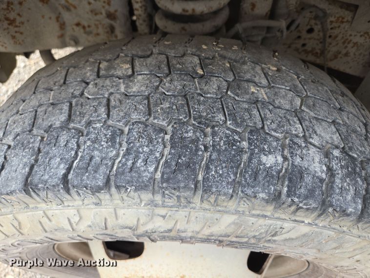 image for item EQ6945 2006 Ford F350 Super Duty flatbed pickup truck