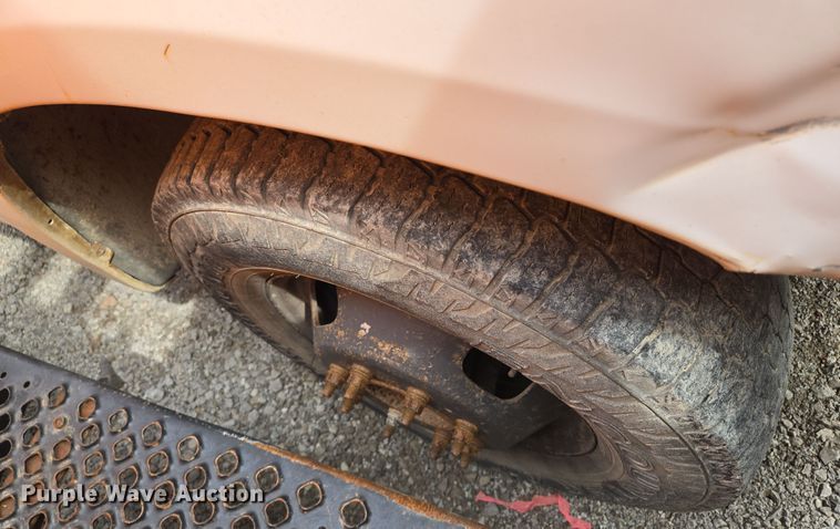 image for item EQ6945 2006 Ford F350 Super Duty flatbed pickup truck