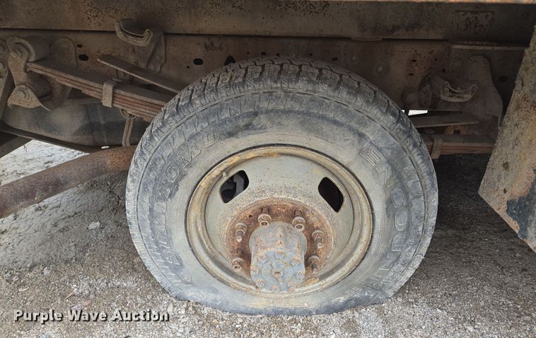 image for item EQ6945 2006 Ford F350 Super Duty flatbed pickup truck