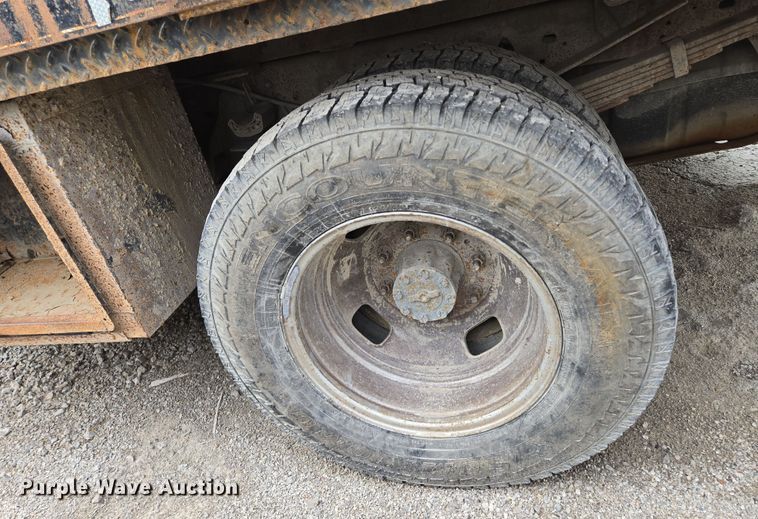 image for item EQ6945 2006 Ford F350 Super Duty flatbed pickup truck