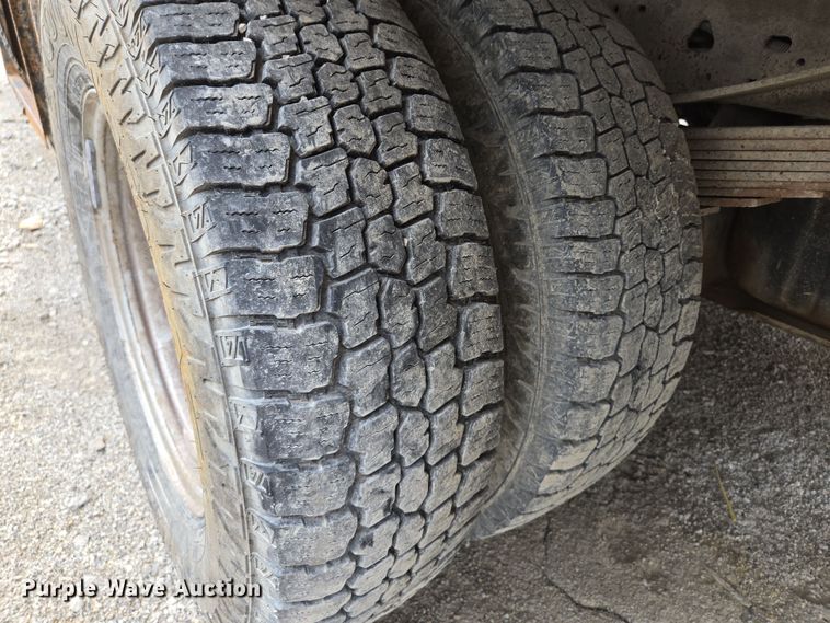 image for item EQ6945 2006 Ford F350 Super Duty flatbed pickup truck