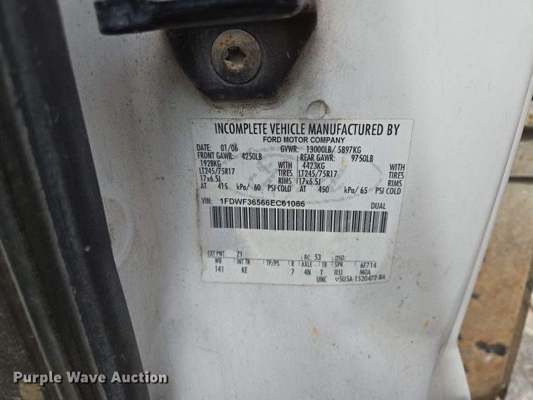 image for item EQ6945 2006 Ford F350 Super Duty flatbed pickup truck