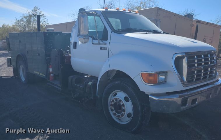image for item ER4586 2002 Ford F650 utility / service truck