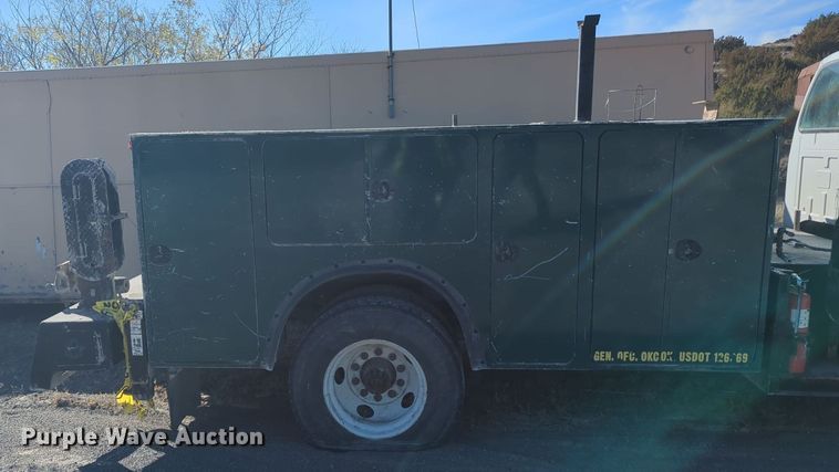 image for item ER4586 2002 Ford F650 utility / service truck