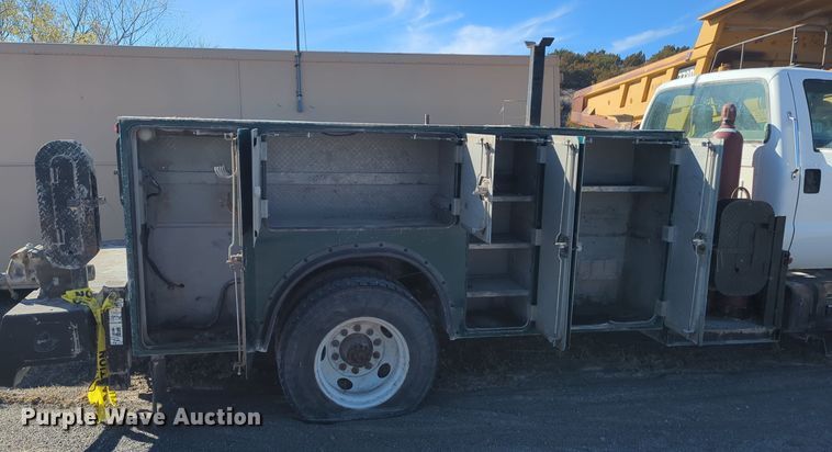 image for item ER4586 2002 Ford F650 utility / service truck