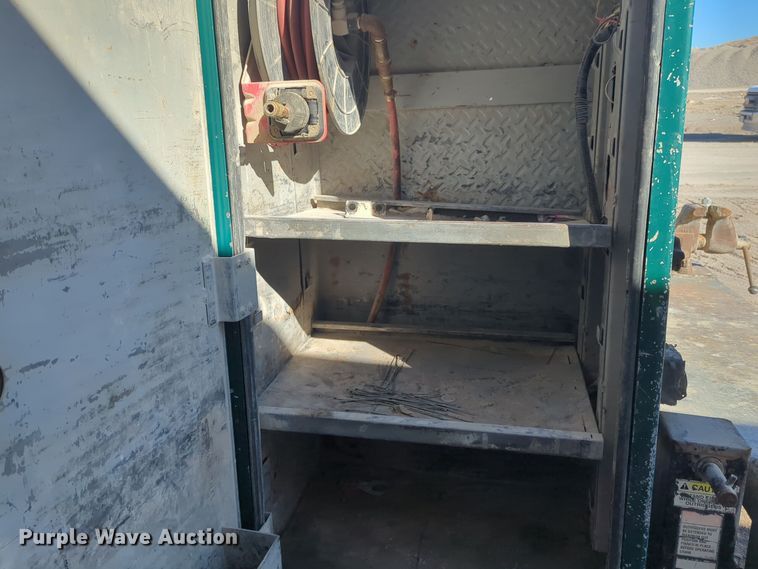 image for item ER4586 2002 Ford F650 utility / service truck