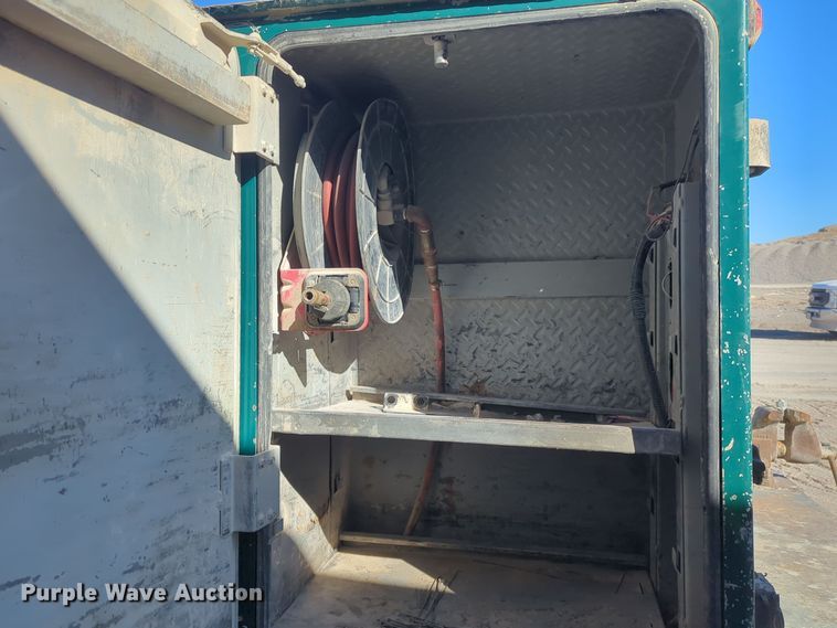 image for item ER4586 2002 Ford F650 utility / service truck